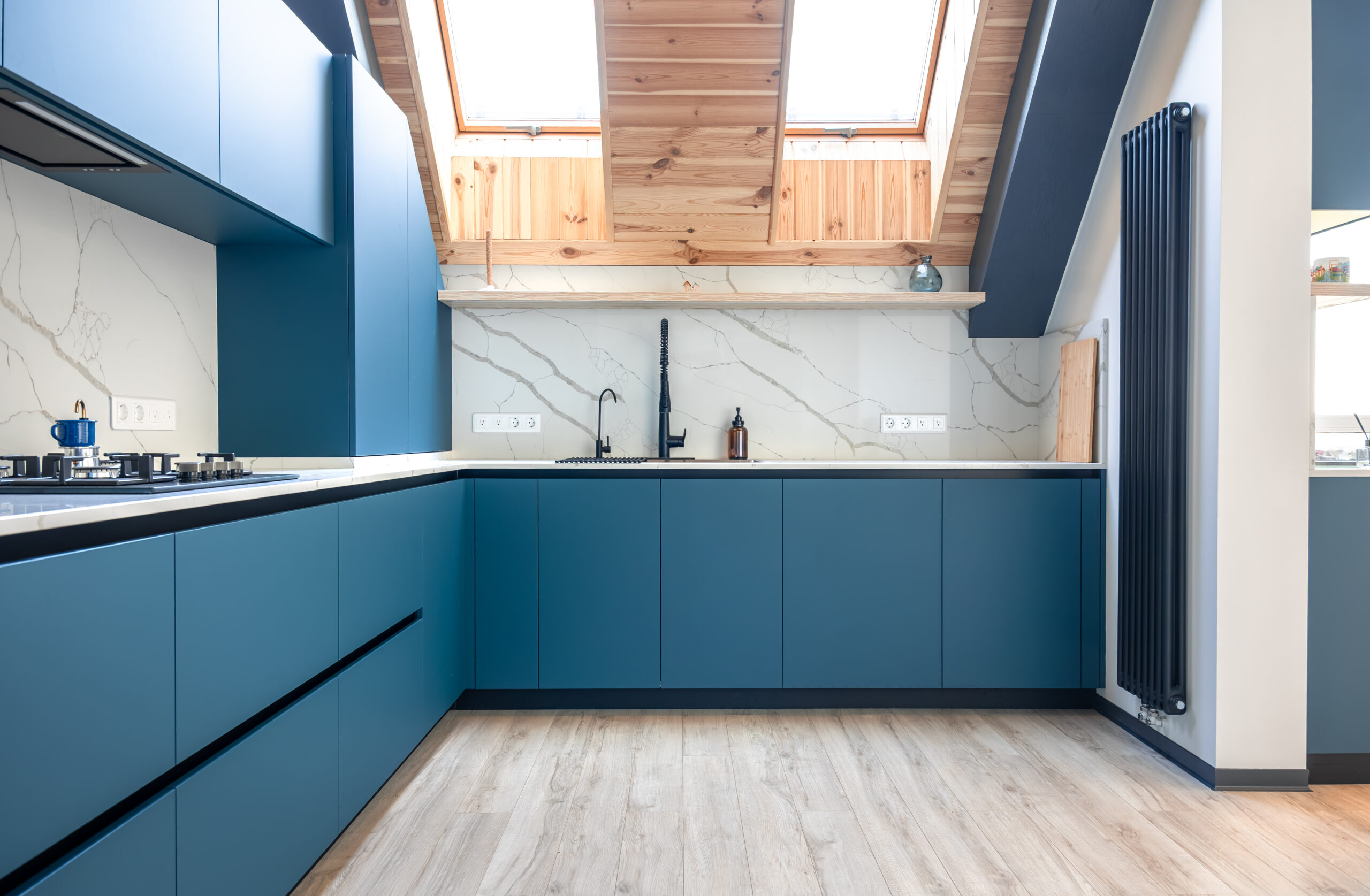 Minimal blue L-shaped Scandinavian kitchen